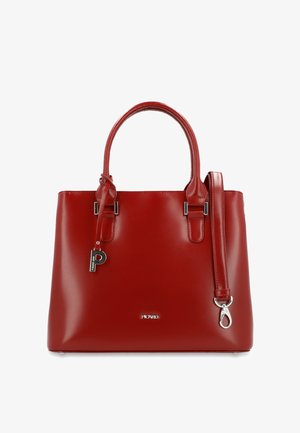 Sac à main en cuir rouge avec deux poignées supérieures, une bandoulière amovible, des garnitures argentées et une petite étiquette de marque suspendue près de la poignée.