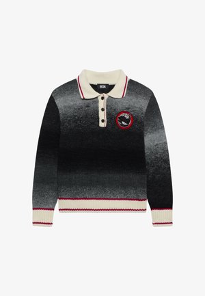Maglione polo a maniche lunghe in maglia con toni sfumati dal nero al grigio, colletto e polsini bianchi con strisce rosse e una toppa rotonda con logo rosso sul petto.