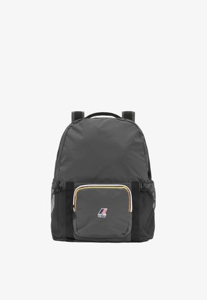 Zaino in tessuto grigio con spallacci regolabili, tasca frontale con zip e tasche laterali in rete. Presenta un logo colorato sul davanti.