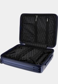 Hartschalen-blauer Koffer, Innenausstattung mit schwarzem Stoff, der mit wiederholten Logo-Mustern ausgekleidet ist, mehrere Reißverschlussfächer für eine organisierte Packweise.