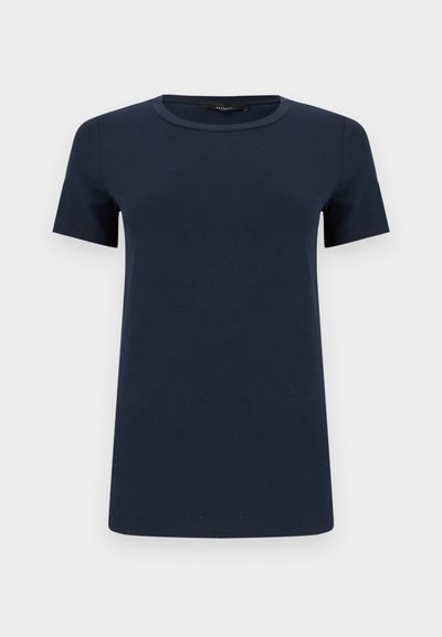 Μπλε ναυτικό κοντομάνικο βαμβακερό T-shirt με στρογγυλή λαιμόκοψη, απλωμένο επίπεδα πάνω σε λευκό φόντο.