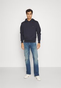 Tommy Hilfiger FLAG LOGO HOODY - Camisola - desert sky