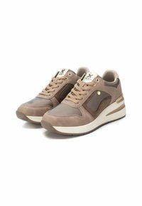 Baskets de sport marron avec des panneaux en daim et en cuir, bout rond, lacets texturés et semelle rembourrée avec une subtile bande d'accent.