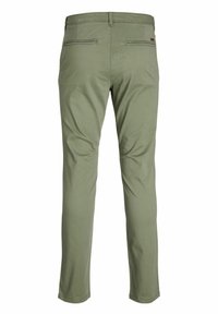 Pantalons vert olive avec une texture lisse, dotés de deux poches arrière et de jambes légèrement fuselées pour une coupe moderne.