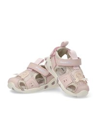 Sandalias de malla rosas con una puntera sólida, correa ajustable de gancho y lazo, y acentos decorativos en espiral en los lados y en la lengüeta.