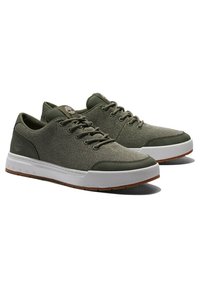 Gröna mesh sneakers med förstärkta olivfärgad detaljer, vit mellansula och brun gummisul. Har rund snörning och logotypdetalj på tungan.