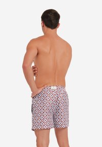 Badbyxor med ett geometriskt mönster i brunt, blått och vitt. Har elastisk midja och en detaljerad bakficka.