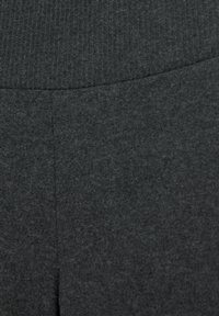 Tissu gris côtelé avec une texture douce, doté d'une ceinture lisse et d'un design épuré. Aucun motif ni détail matériel visible.
