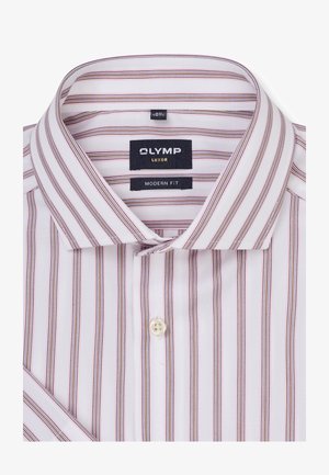 Weißes Hemd mit dünnen vertikalen roten, braunen und schwarzen Streifen, geknöpftem Kragen und Etiketten mit der Aufschrift „Olymp Luxor“ und „Modern Fit“.