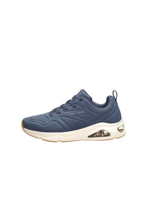 Baskets de sport bleues avec un dessus texturé, fermeture à lacets, semelle rembourrée et une poche à air translucide, dotées d'une semelle extérieure en caoutchouc blanc et brun.