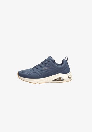 Sneaker sportivo blu con tomaia testurizzata, chiusura con lacci, suola ammortizzata e una tasca d'aria traslucida, dotata di una suola in gomma bianca e color gomma.