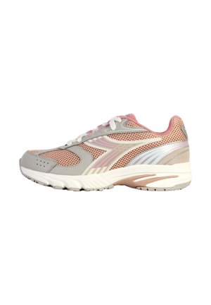 Zapatilla deportiva con un upper de malla gris con acentos en rosa, una suela blanca y superposiciones sutiles con patrones para transpirabilidad y soporte.