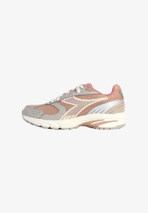 Sneaker sportivo con una tomaia in mesh grigia con accenti rosa, suola bianca e sovrapposizioni a motivo sottile per traspirabilità e supporto.