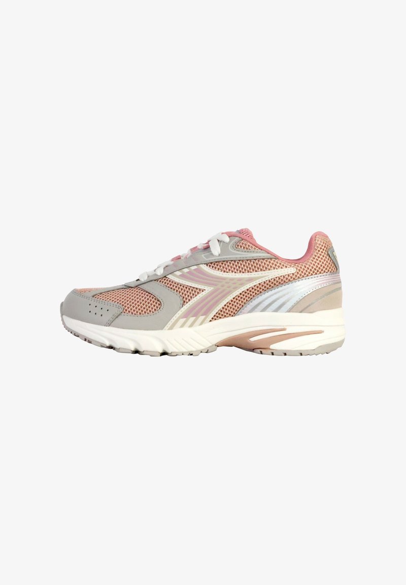 Zapatilla deportiva con un upper de malla gris con acentos en rosa, una suela blanca y superposiciones sutiles con patrones para transpirabilidad y soporte.