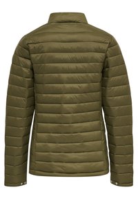 Veste matelassée vert olive avec un design en quilt, col montant et poignets à boutons-pression. Matériau lisse et brillant avec un rembourrage isolant.