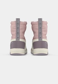 Hoge sneakers met een roze bovenwerk met een geplooid ontwerp, een witte tussenzool en paarse accenten op de hak en zool. PUMA-logo op de hak.