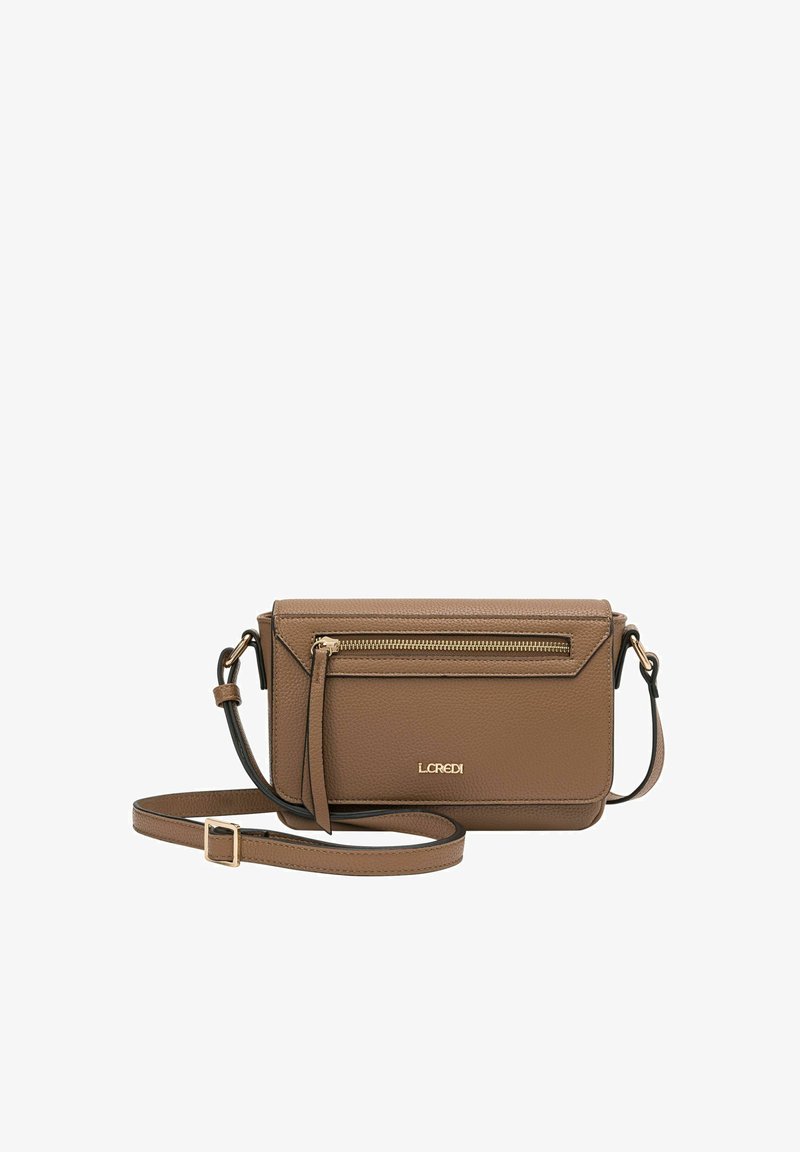 Braune Leder-Umhängetasche mit goldenen Reißverschlüssen, einer Vordertasche und einem verstellbaren Tragegurt, ausgestattet mit einer strukturierten Oberfläche und angularen Design.