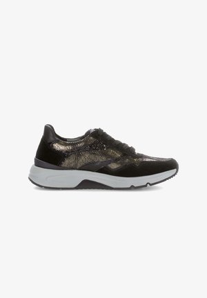 Schwarzer Sneaker mit strukturierten metallischen und Wildleder-Oberflächen, ausgestattet mit einer wuchtigen weißen Sohle und schwarzen Schnürsenkeln, entworfen mit einer eleganten Silhouette.