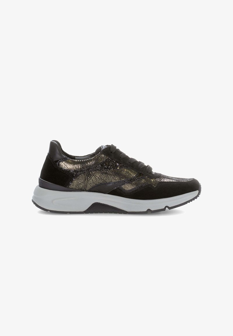 Baskets noires avec des surfaces métalliques texturées et en daim, dotées d'une semelle blanche épaisse et de lacets noirs, conçues avec une silhouette élégante.