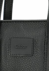 Sac à main en cuir noir texturé avec un patch rectangulaire portant le logo Gabor. Le design comprend des poignées robustes et une finition lisse.