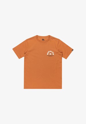 T-paita lyhyillä hihoilla poltetun oranssin puuvillakankaasta, jossa on valkoinen logopainatus rinnassa ja pyöreä pääntie.