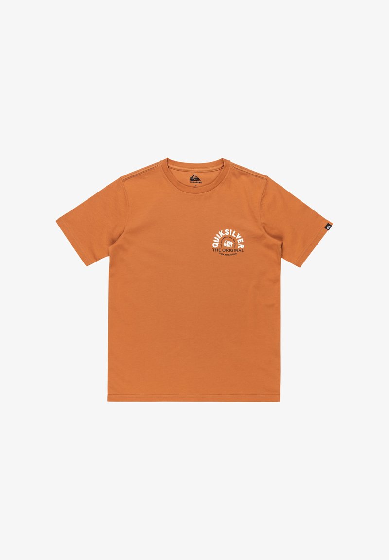 T-shirt z krótkim rękawem w kolorze spalanej pomarańczy, wykonany z bawełnianej tkaniny, z białym nadrukiem logo na klatce piersiowej i okrągłym dekoltem.