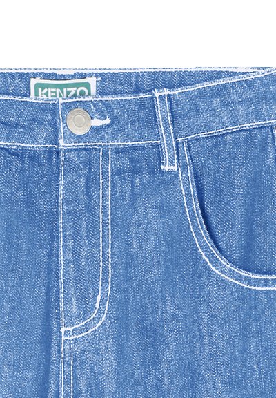 Lichtblauwe denimshorts met een zichtbare bovenste knoop, voorzakken en contrasterende witte stiksels langs de naden voor detail. KENZO-label aanwezig.