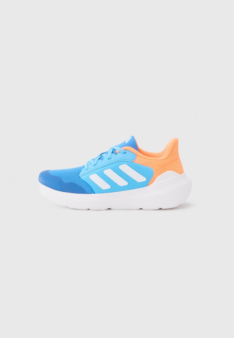 Zapatillas deportivas azul y naranja con parte superior de malla, detalles en blanco, punta redondeada y suela acolchada, diseñadas para brindar comodidad y soporte.