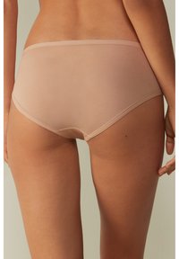 Beige Hipster-Slips mit einer glatten, dehnbaren Textur. Entworfen mit einem tief sitzenden Schnitt und sanften Bündchen für Komfort und eine nahtlose Optik.