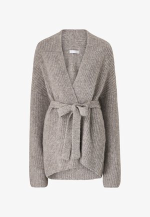 Beige chunky gebreide cardigan met lange mouwen en een strikceintuur in de taille, met een diepe V-hals en een textuurpatroon.