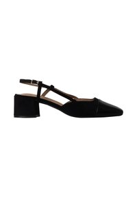 Chaussure slingback femme en cuir verni noir avec un petit talon bloc et un bout pointu, avec une bride latérale à boucle.