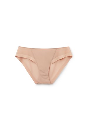 Culottes bikini pour femmes couleur nude sans coutures, en tissu lisse avec une taille basse, sur fond blanc.
