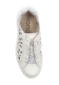 Sneaker bianca in pelle con design a intaglio, dettagli argentati sul tallone e lacci chiari. Soletta testurizzata con logo "wonders" visibile.