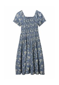 Robe fleurie bleue avec de courtes manches bouffantes, un corsage smocké et une jupe évasée fluide. Elle présente un décolleté carré et un tissu léger.