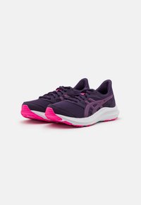 Une paire de chaussures de course violettes avec des accents roses et des semelles blanches, lacées et positionnées côte à côte sur un fond blanc.