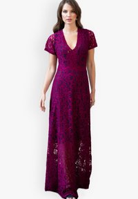 Langes burgunderfarbenes Spitzenkleid mit kurzen Ärmeln, V-Ausschnitt, Blumenmuster und halbtransparentem Stoff. Mit fließender Silhouette und knöchellanger Länge.