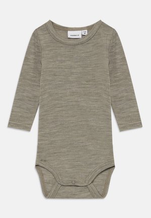 Bodysuit de manga longa em verde oliva suave, tecido texturizado, com um decote redondo e fechos de pressão na parte inferior para facilitar o vestir.