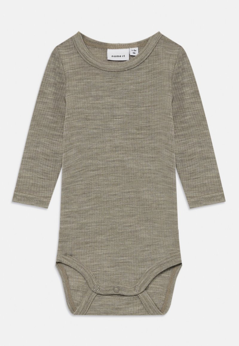 Bodysuit de manga longa em verde oliva suave, tecido texturizado, com um decote redondo e fechos de pressão na parte inferior para facilitar o vestir.