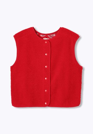 Veste sans manches en polaire rouge avec un col rond et six boutons pression sur le devant, montrant une doublure en tissu à motifs à l'intérieur du col.