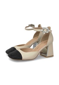 Tacones de cuero beige con punta de cap toe texturizada de cuentas negras, correa de tobillo ajustable y hebilla decorada; tacón cuadrado con acabado espejado.