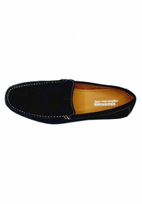 Scarpa slip-on in suede blu navy con cuciture bianche. Punta arrotondata e rivestimento in pelle liscia. Presenta un logo e un design minimalista.