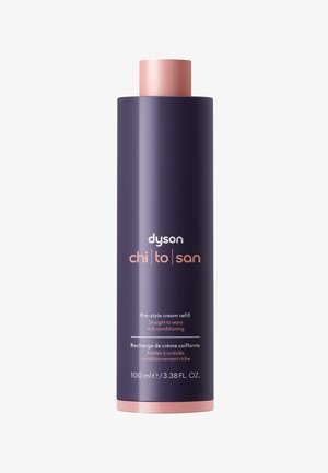 Bottiglia cilindrica viola con tappo rosa, etichettata "Dyson chi to san", contenente 100 ml di crema pre-styling per capelli da lisci a mossi.