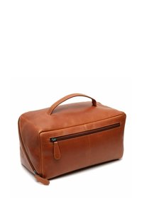Neceser de cuero marrón con forma rectangular, asa superior y bolsillo con cremallera frontal. Textura suave, diseño minimalista.