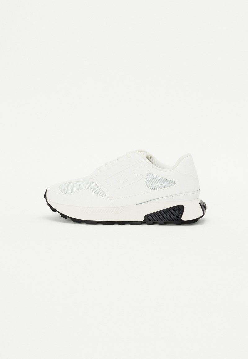 Baskets blanches de sport avec panneaux en mesh, lacets et semelle noire texturée, vues de côté sur un fond clair uni.
