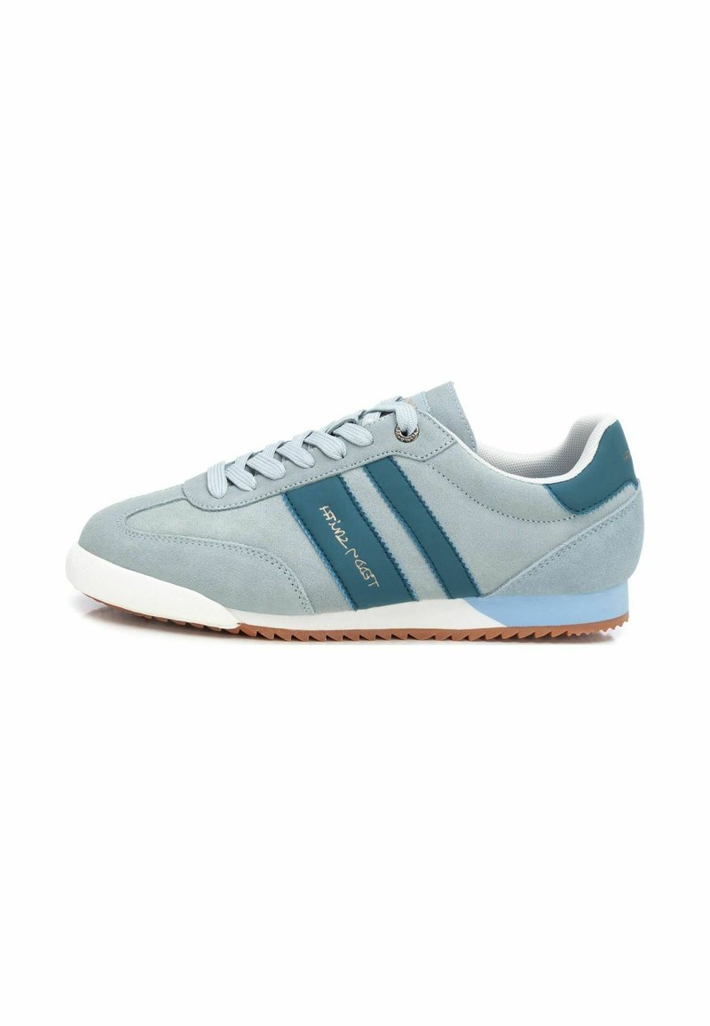 Sneaker in suede azzurro chiaro con due strisce laterali blu scuro, suola bianca e suola in gomma gommata testurizzata. Lacci in azzurro chiaro coordinato.