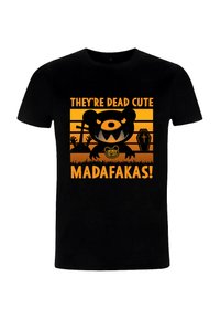 Czarny bawełniany t-shirt z grafiką niedźwiedzia o ostrych zębach oraz napisem „THEY'RE DEAD CUTE MADAFAKAS!” w wyrazistym pomarańczowym kolorze, na pasującym żółtym paskowanym tle.