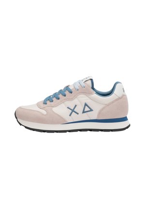 Scarpa da ginnastica casual beige e bianca con lacci blu, striscia blu sulla suola e simboli a X e triangolo cuciti sul lato.