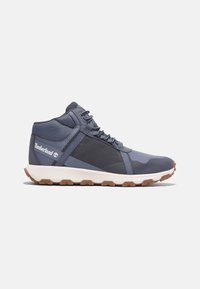 Sneaker alto navy blue con una combinazione di tessuti testurizzati e mesh. Suola in gomma con accenti marroni, dotato di lacci e branding.