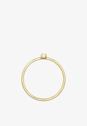 Gouden ring met een gladde, dunne band en een enkele, ronde heldere edelsteen bovenaan. Eenvoudig en minimalistisch ontwerp.