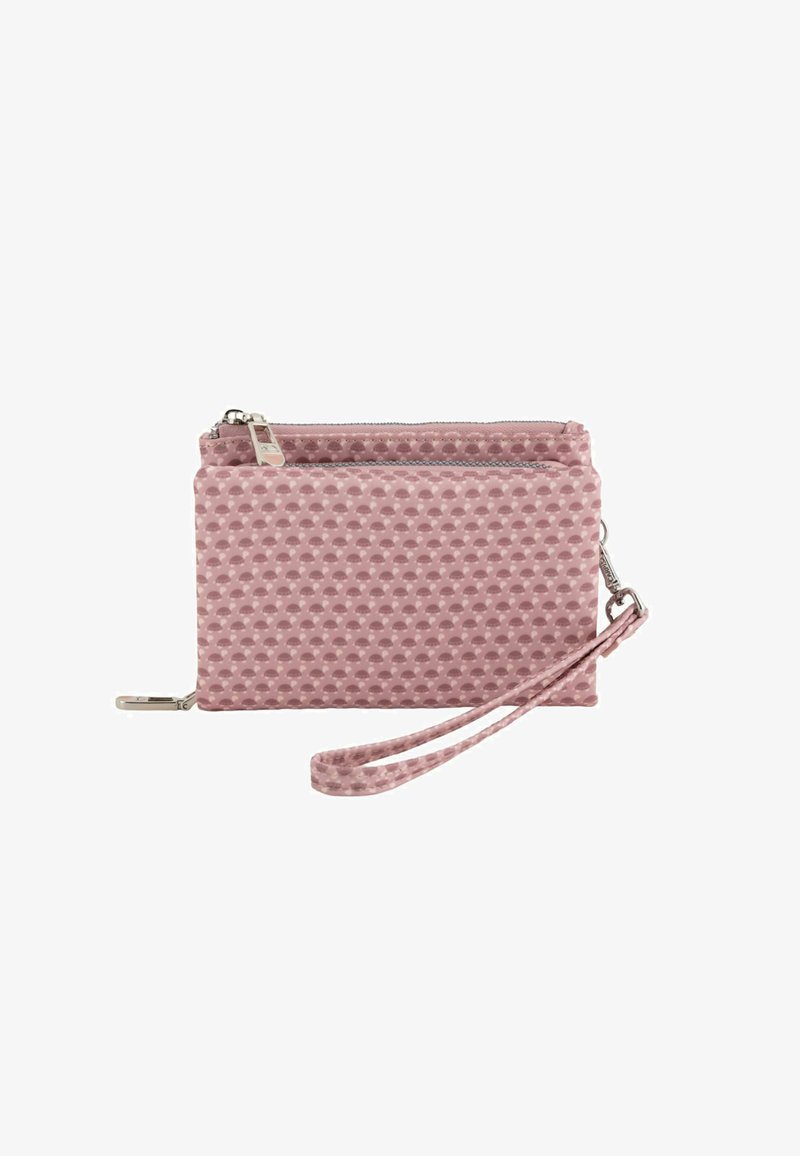 Roze gestructureerde portemonnee met een verhoogd stippenpatroon, voorzien van een rits, polsbandje en zilveren hardware accenten.